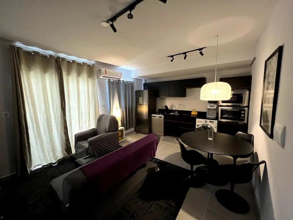 EncantadoApartamento Confortável的客厅配有紫色沙发和桌子
