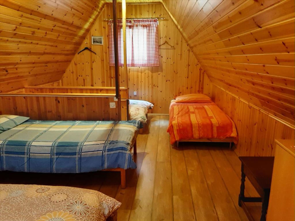 索卡Cottage Lepena的小木屋内一间卧室,配有两张床