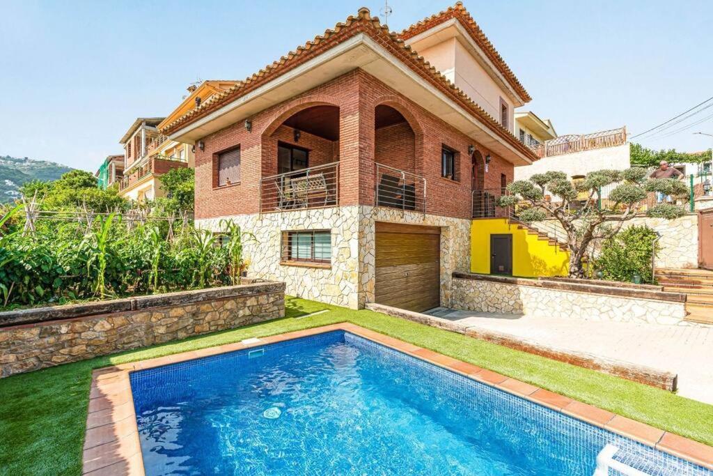 皮内达德马尔Casa rustica con piscina y jardin的房屋前有游泳池的房子