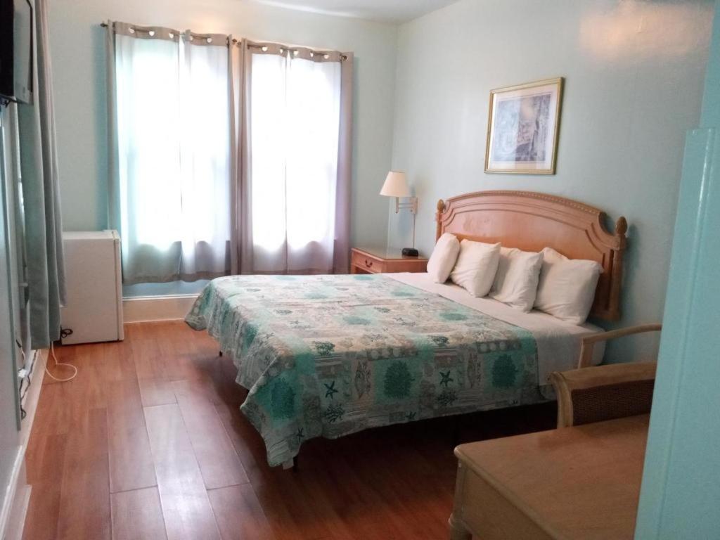大洋城冲浪别墅酒店的一间卧室配有一张大床和绿色的床罩