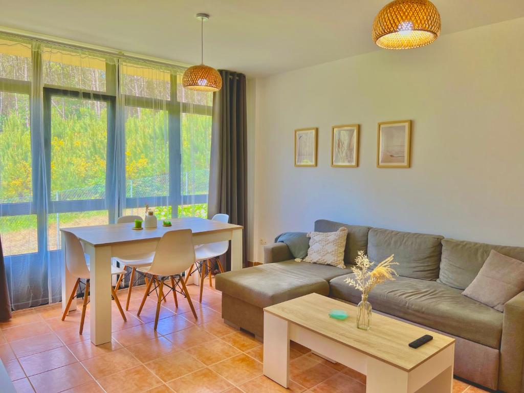 塞埃Apartamento Ultreia - Estorde的客厅配有沙发和桌子