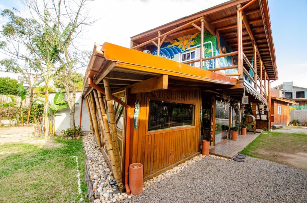 普腊亚罗萨Hostel Quintal do Rosa的一座带木外墙的房屋