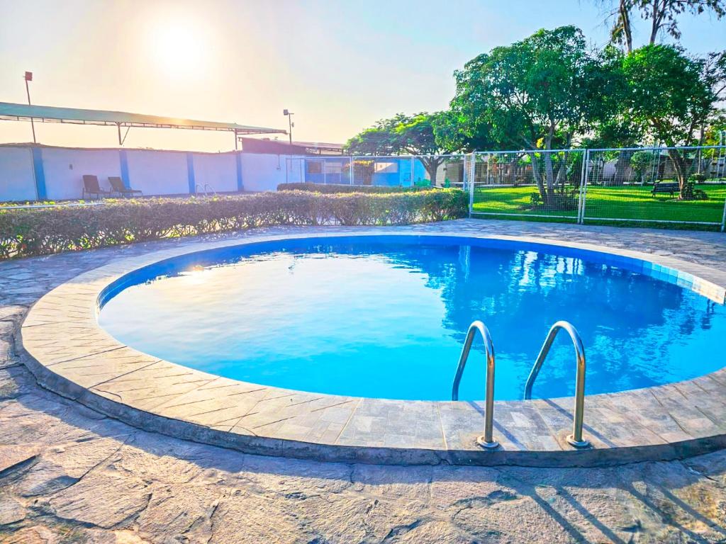 巴兰卡Apart Hotel El Paraíso de Barranca的庭院里的一个蓝色的小泳池