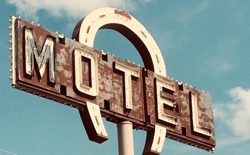 LovellHorseshoe Bend Motel的 ⁇ 顶汽车旅馆的标志