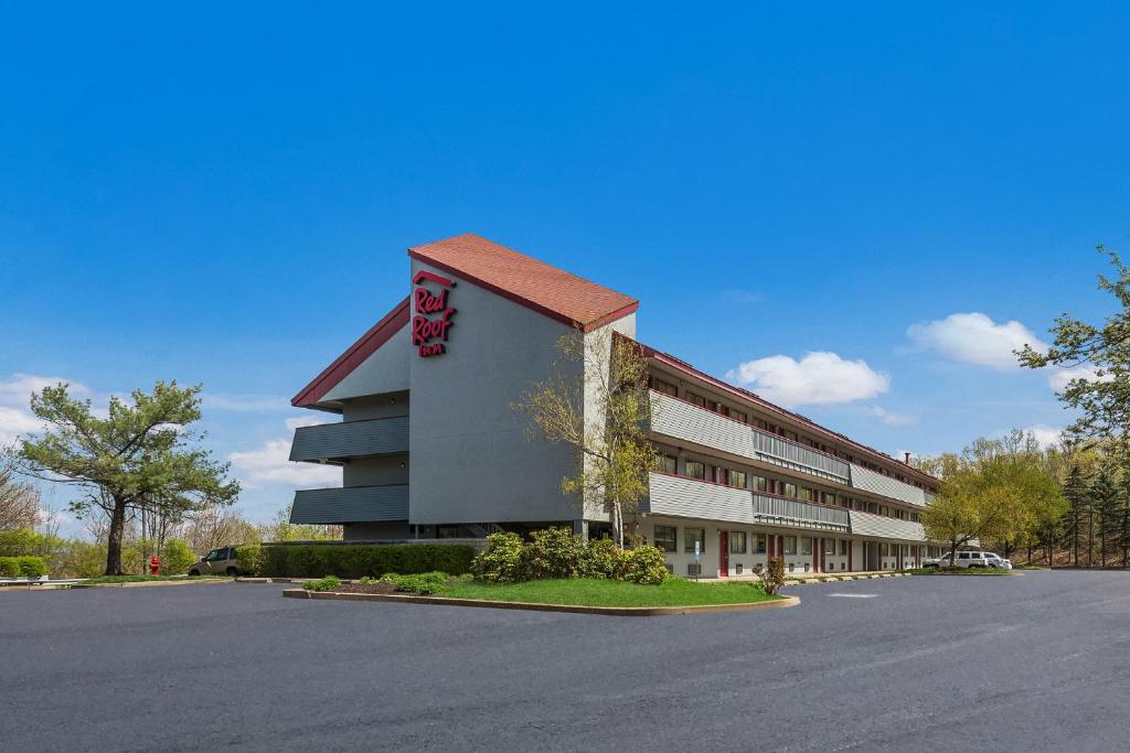 威克斯巴勒Red Roof Inn Wilkes-Barre Arena的一座大型建筑,前面设有停车场