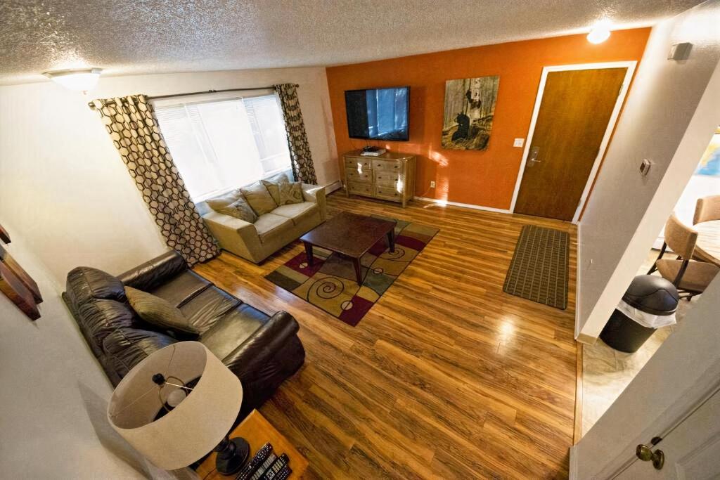 安克雷奇Stay Anchorage! Furnished Two Bedroom Apartments With High Speed WiFi的带沙发的客厅的顶部景色