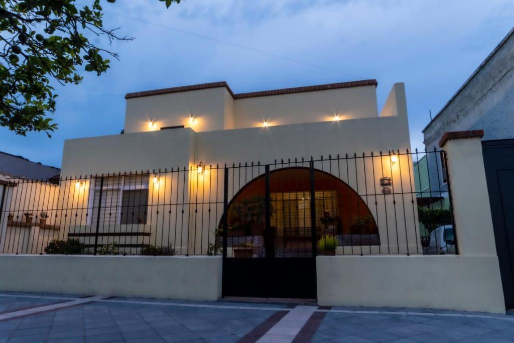 查帕拉Villa Guadalupe的一座白色的建筑,上面有灯光
