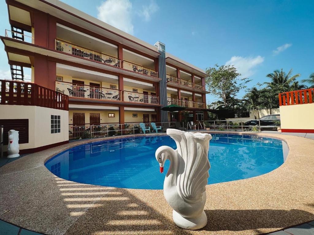 莫阿尔博阿Rufana Suites的建筑前的一座带游泳池的建筑