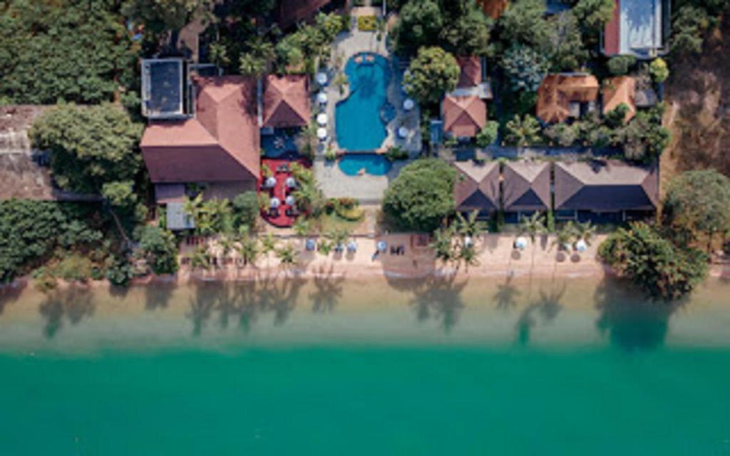 纳仲天Sea Sand Sun Resort and Villas - SHA Plus的享有一所房子的空中景色,有一大片水