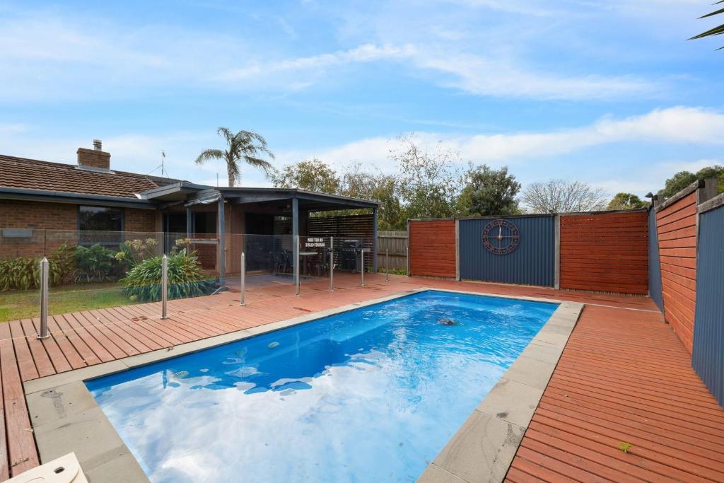 卡尔斯Redwood Beach House - with 10 percent off until September的一座房子后院的游泳池