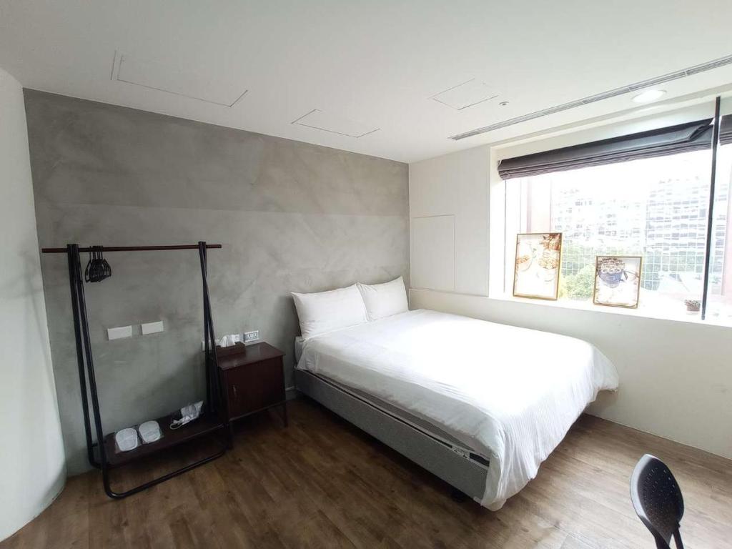 台北幸福米窝 的卧室配有白色的床和窗户。