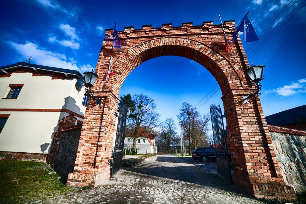 Nowe KramskoDwór Kolesin的建筑旁砖墙的拱门