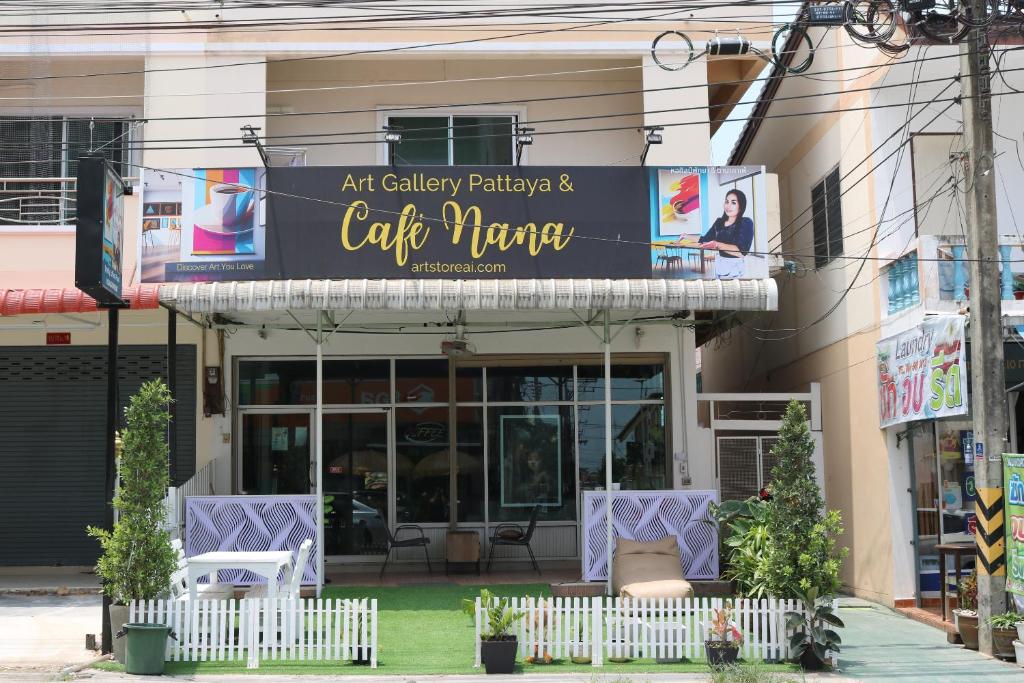 农布Cafe Nana Hotel的带有阅读帕拉帕和卡塔玛艺术画廊标志的建筑