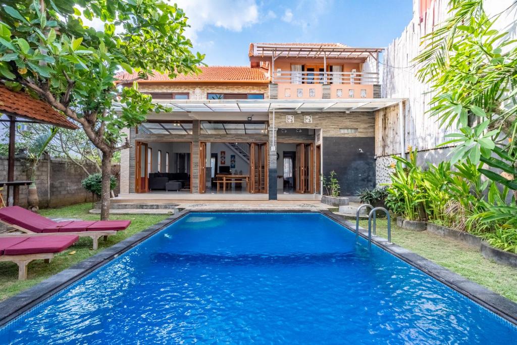努沙杜瓦Villa Padma by Best Deals Asia Hospitality的房屋前游泳池的图像