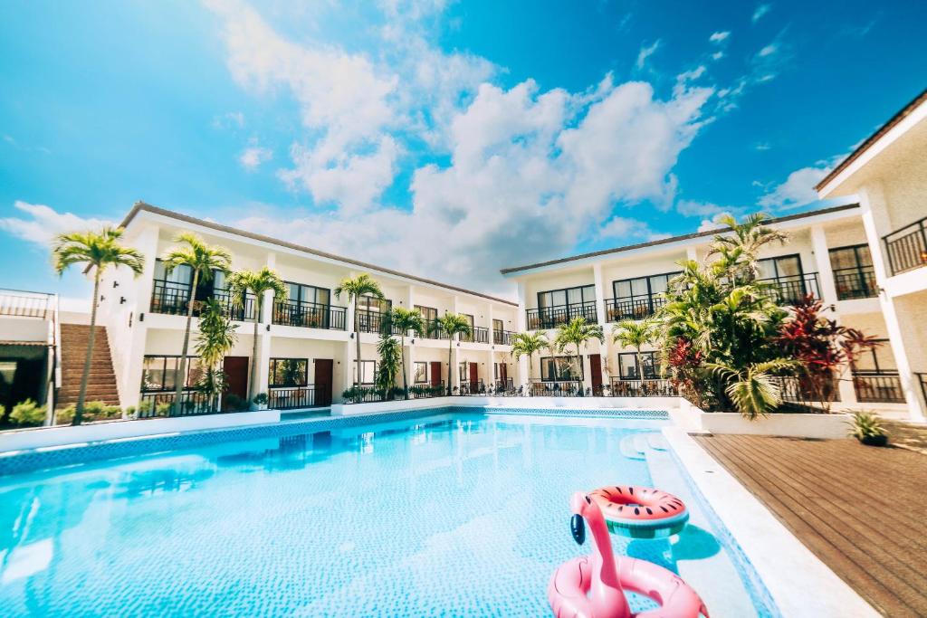 邦劳Holabay Resort的大楼前的游泳池