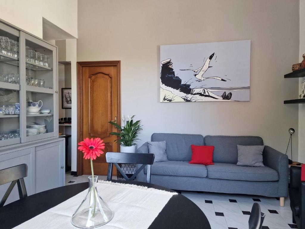 卡莫利Oltremare的客厅配有蓝色沙发和鸟儿