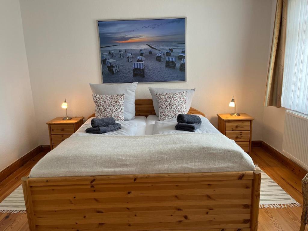 海利根港Ferienwohnung Möwe的一间卧室配有一张带两盏灯的大木床。