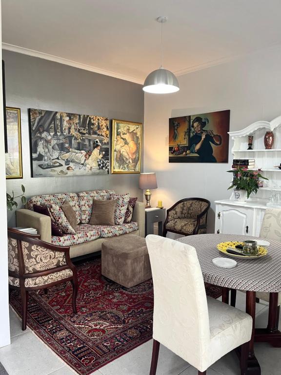 西萨默塞特Somerset West Garden Apartments 1的客厅配有沙发和桌子