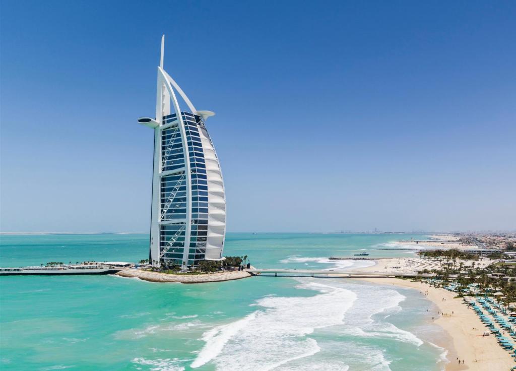 迪拜Burj Al Arab Jumeirah的享有阿拉伯之角酒店和海滩的景致。