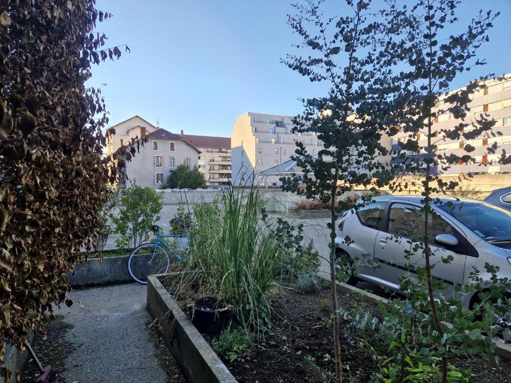 T2 refait à neuf avec parking à 1000m du lac外面的花园