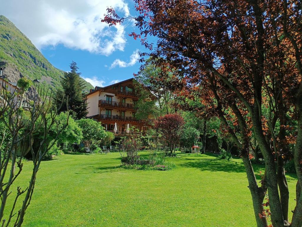 塔瓦斯坎蓝色湖泊酒店的绿色庭院,建筑背景