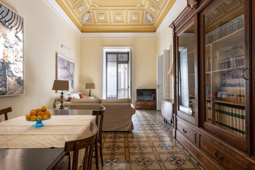 卡塔尼亚Catania City Center Historical Building Home的客厅配有桌子和沙发