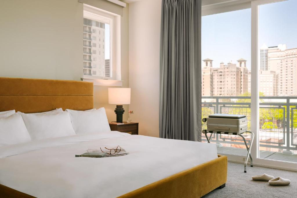 亚特兰大Sonder Midtown South的酒店客房设有一张床和一个大窗户