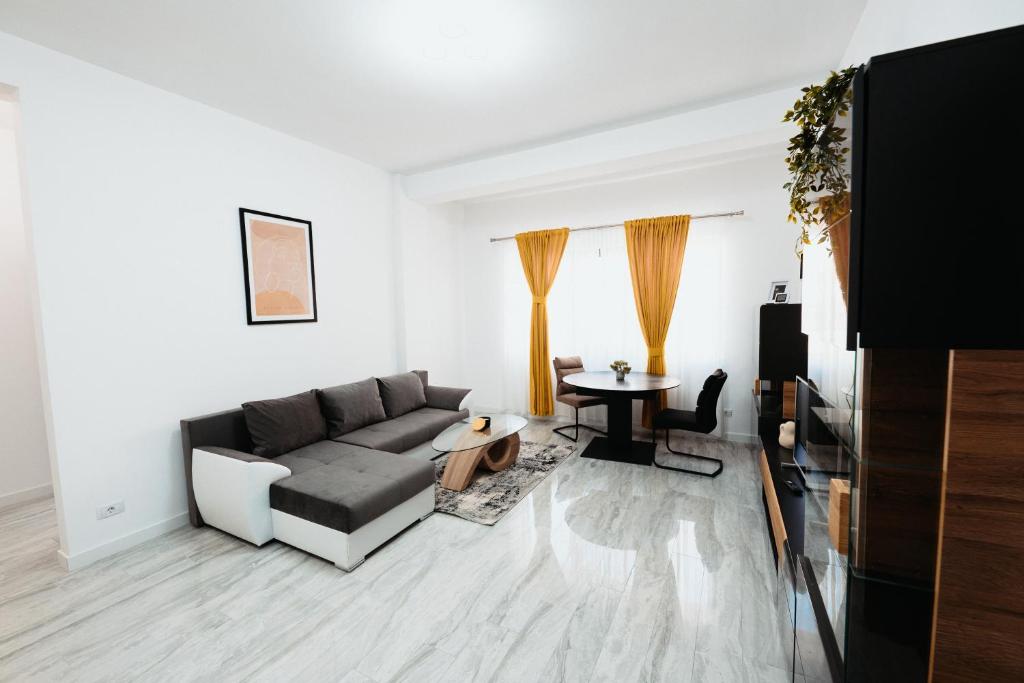 苏恰瓦Cozy Aparthotel - Central City Suceava的客厅配有沙发和桌子