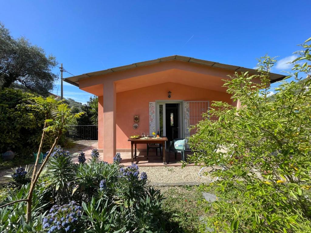 因佩里亚Holiday Home Casa dei Nonni - IMP425 by Interhome的花园中带桌子的小房子