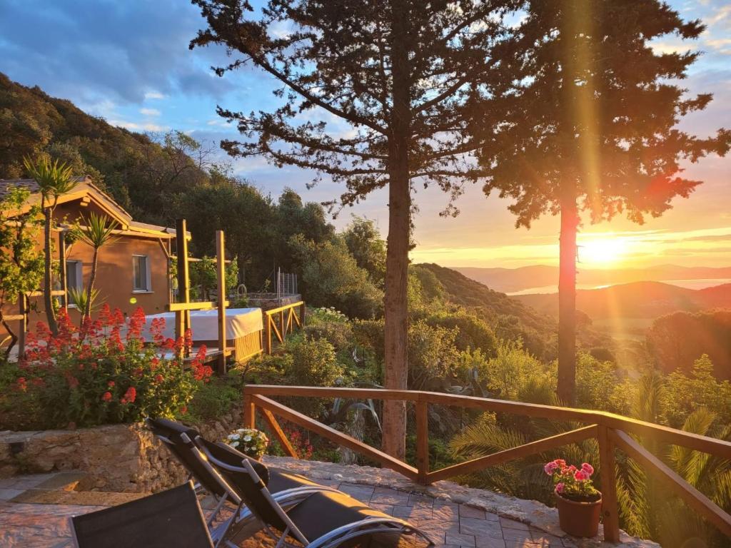 圣托斯特凡诺港Holiday Home La Tordara by Interhome的从房子的庭院欣赏日落美景