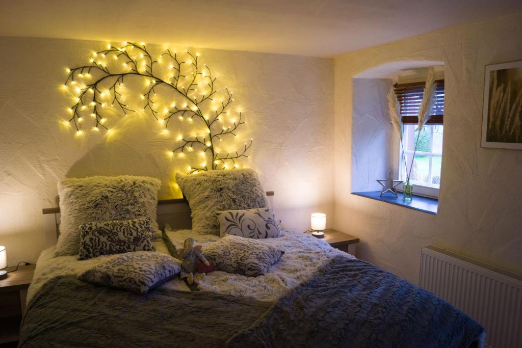 格罗尔斯泰因Ferienwohnung Zum Jehöschnis的一间卧室配有一张大床和灯光