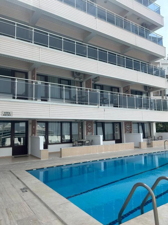 库萨达斯斯特拉酒店的大楼前的游泳池