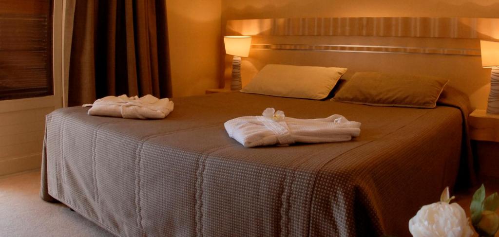 皮亚纳卡波罗索酒店的酒店客房的床上有两条毛巾