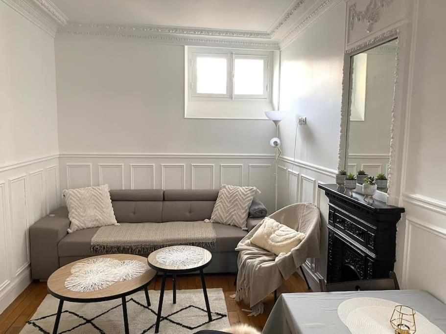 巴黎Charmant appartement cosy 2 pièces Paris 15e的客厅配有沙发和桌子