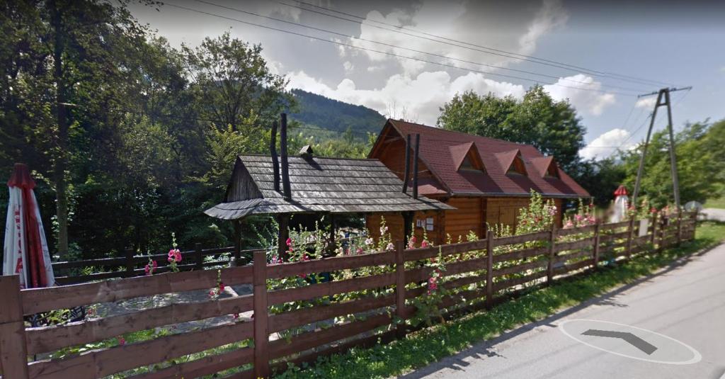 利波瓦Domek w Dolinie Zimnika的木屋旁的木栅栏