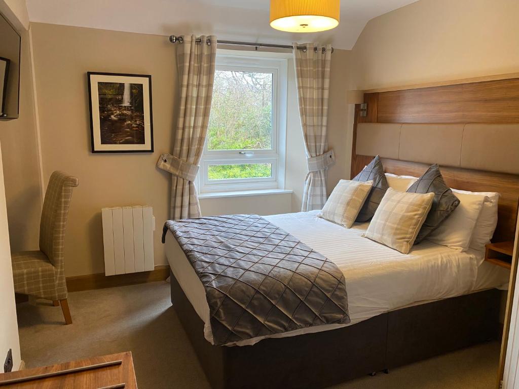 皮特洛赫里Garden Rooms Ferry Rd Pitlochry的一间卧室设有一张床和一个窗口