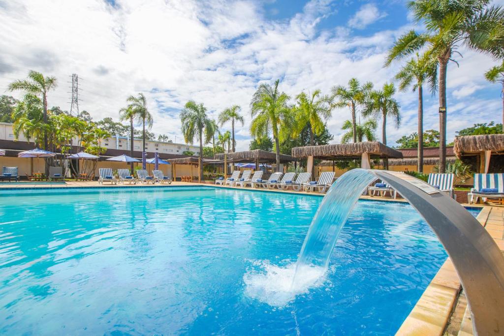 苏马雷Sumaré Park Hotel的度假村的游泳池,带水滑梯