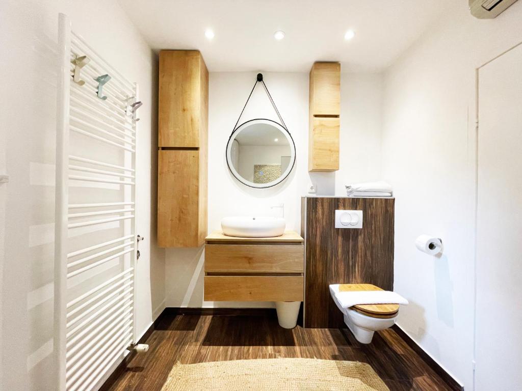 普纳特Apartments Monika Bed & Breakfast的一间带卫生间和镜子的浴室