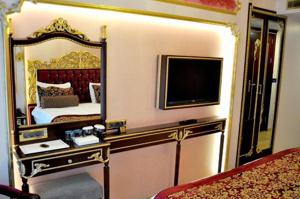伊斯坦布尔Golden Marmara Hotel的一间卧室配有一张带大镜子的床