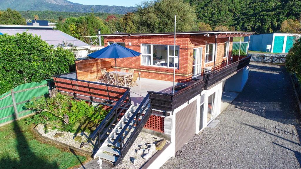 皮克顿Sounds Good - Waikawa Holiday Home and Berth的享有房屋空中景致,设有天井。