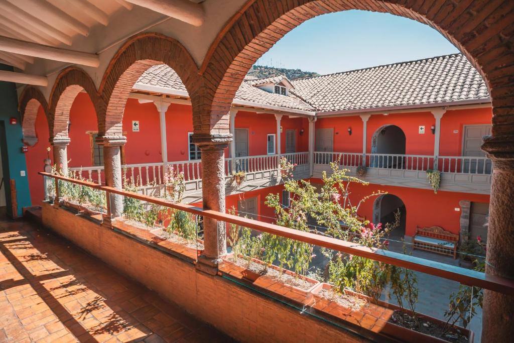 库斯科坦博德尔阿列罗精品酒店的从带拱门的建筑的阳台上可欣赏到风景