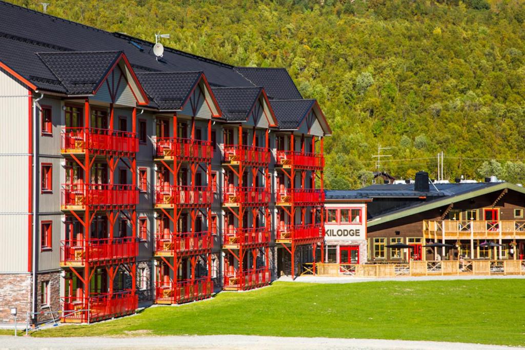 塔恩达勒Ski Lodge Tänndalen的建筑的侧面设有红色阳台