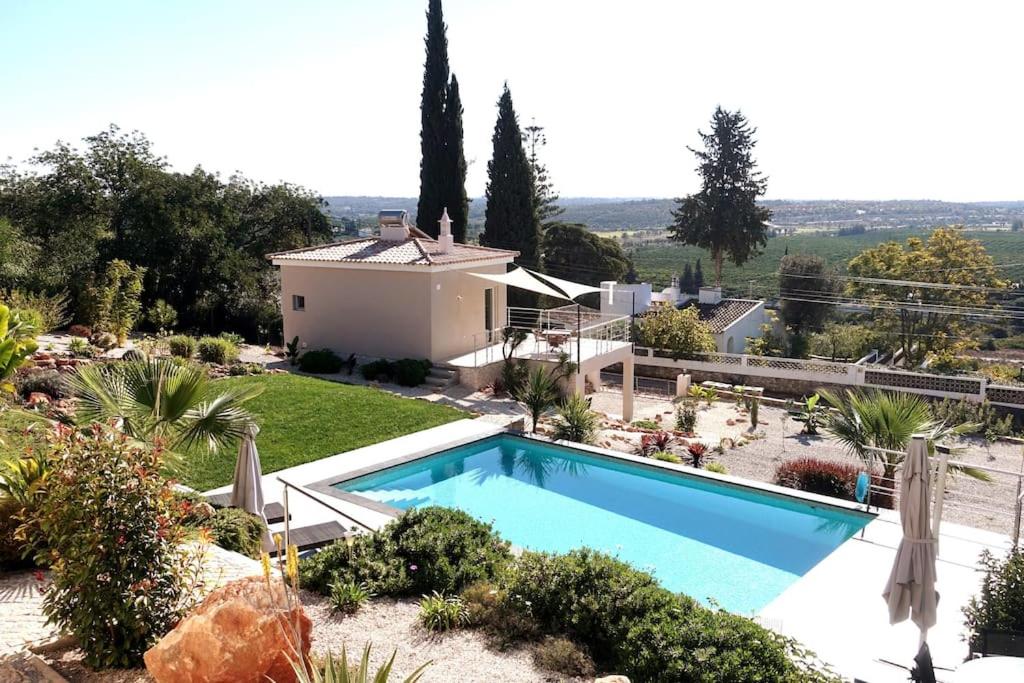 阿尔坎塔里利亚Villa Girassol met zwembad的一座带游泳池和房子的别墅