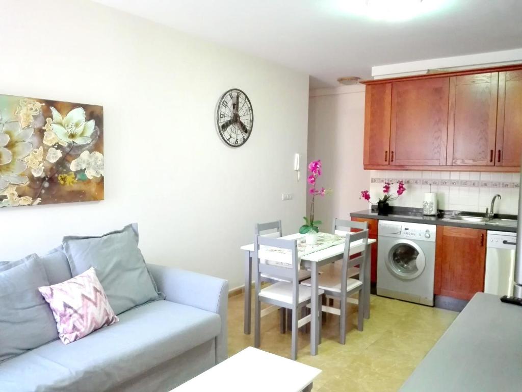 拉雷斯廷加One bedroom apartement at La Restinga Isla del Hierro 200 m away from the beach with wifi的带沙发和桌子的客厅以及厨房。