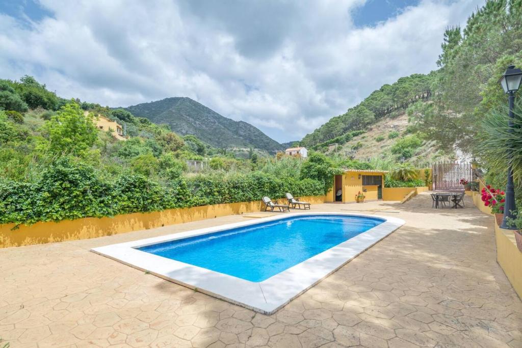 奥亨3 bedrooms villa with private pool enclosed garden and wifi at Ojen的山地庭院中的游泳池