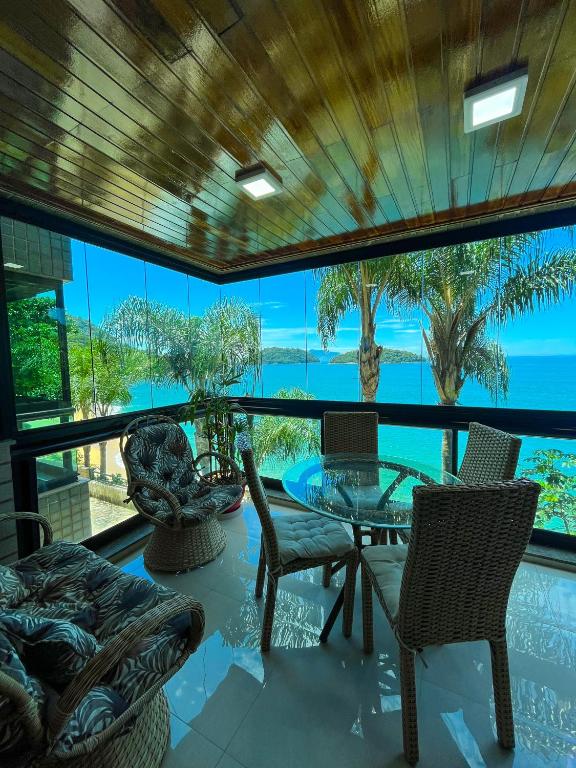曼加拉蒂巴Apartamento LUXO no Porto Real Resort ao lado da praia的配有桌椅的海景客房
