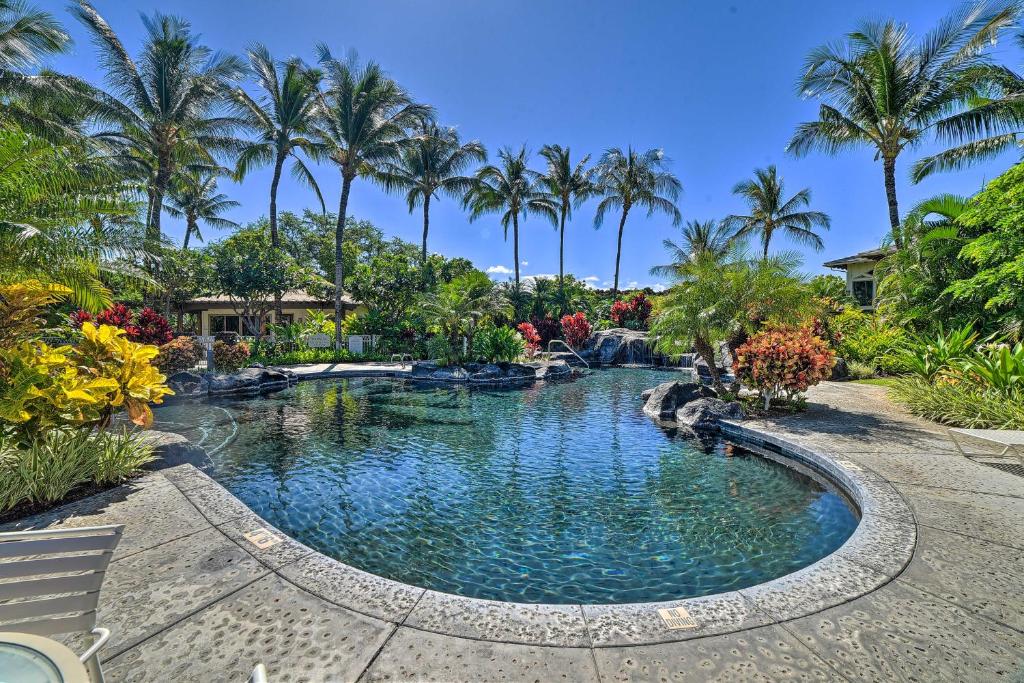 瓦克拉Luxe Maunalani Resort Condo with Pool and Beach Access的棕榈树度假村内的游泳池