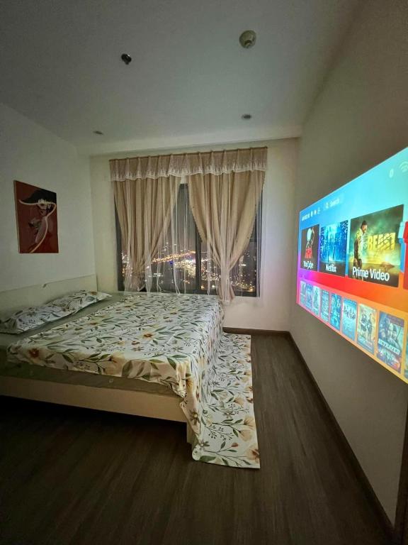 河内Smart homestay的卧室配有床和大屏幕