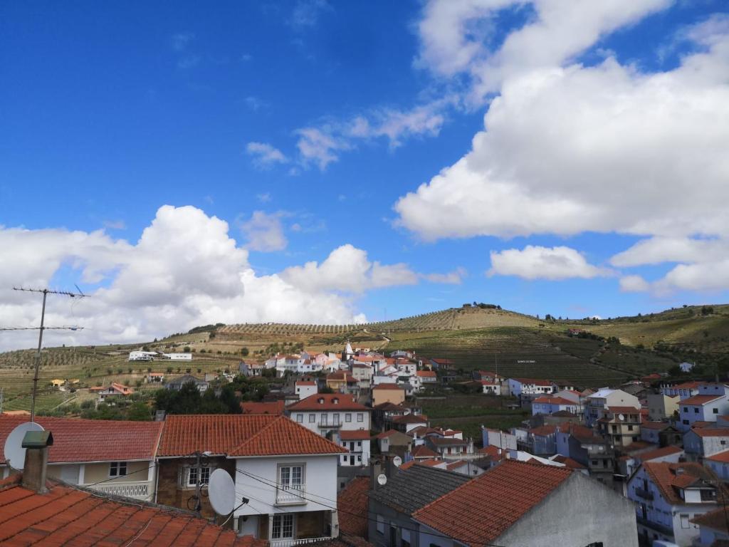 Ervedosa do DouroDouro Valley - Casa da Praça的享有拥有房屋和山丘的城镇美景