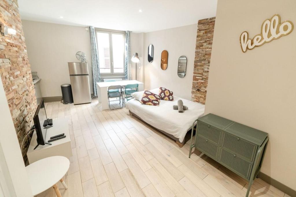 隆河省Le NewYorkais - Appartement 4 pers- Oullins-Lyon的客厅配有床和桌子